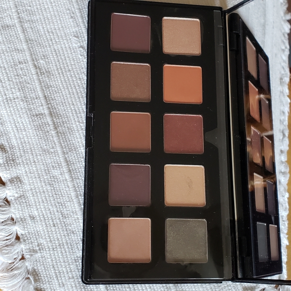 NYX Eye shadow palette